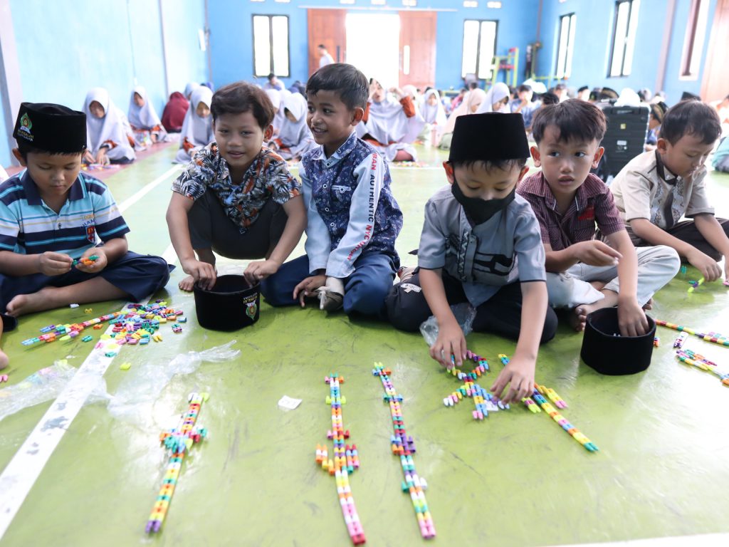 Anak-anak merangkai Lego
