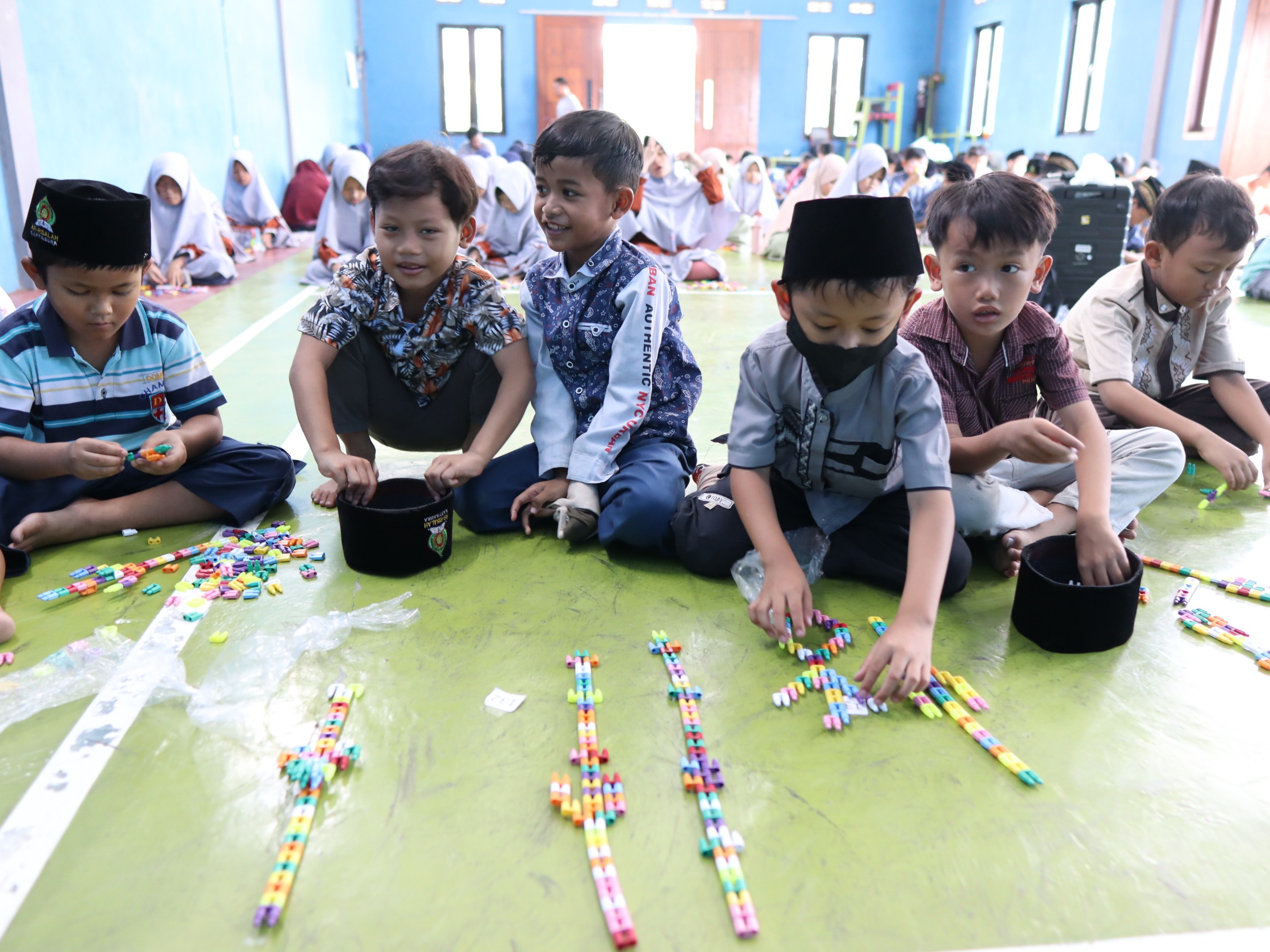 Anak-anak merangkai Lego